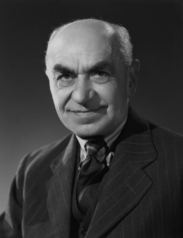 Frederic Bartlett'in 1948'de çekilmiş siyah beyaz portresi; takım elbiseli, gözlüklü, kameraya bakıyor