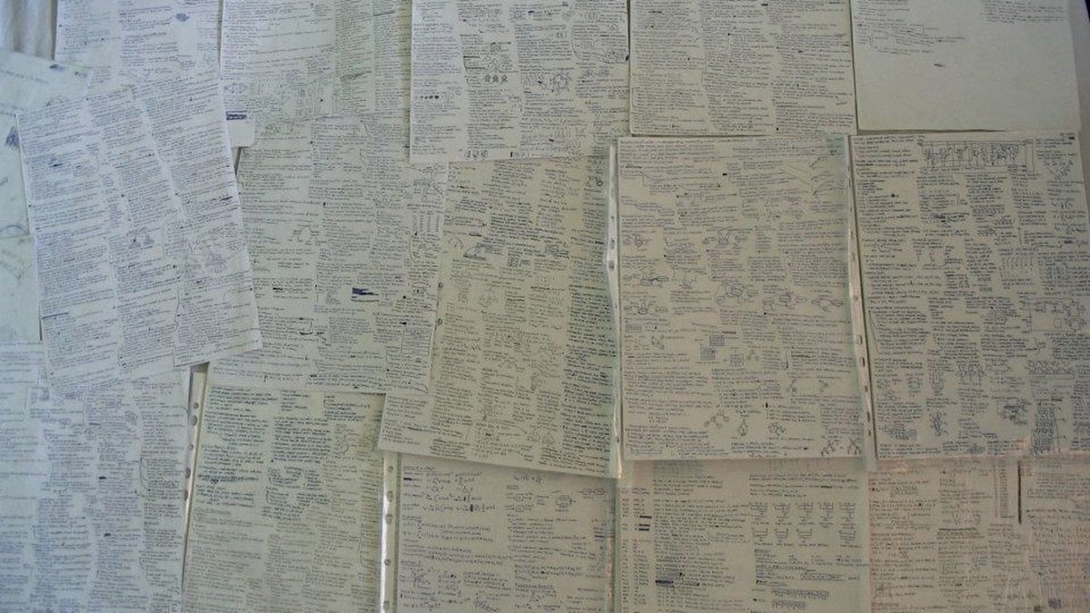 Yatakta yayılmış üniversite sınavı çalışma notları, yoğun el yazısı ve formüller