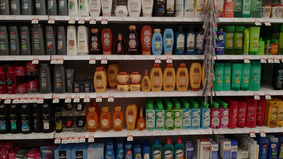 Kozmetik ürünleri market rafında