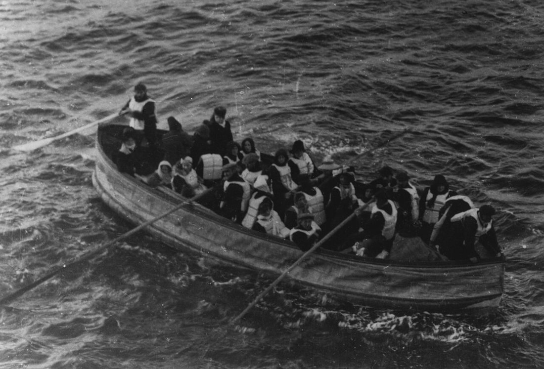 1912'de çekilmiş fotoğraf: Titanic'in son katlanabilir filikası, içindeki kazazedelerle kurtarma gemisi Carpathia'ya yaklaşıyor