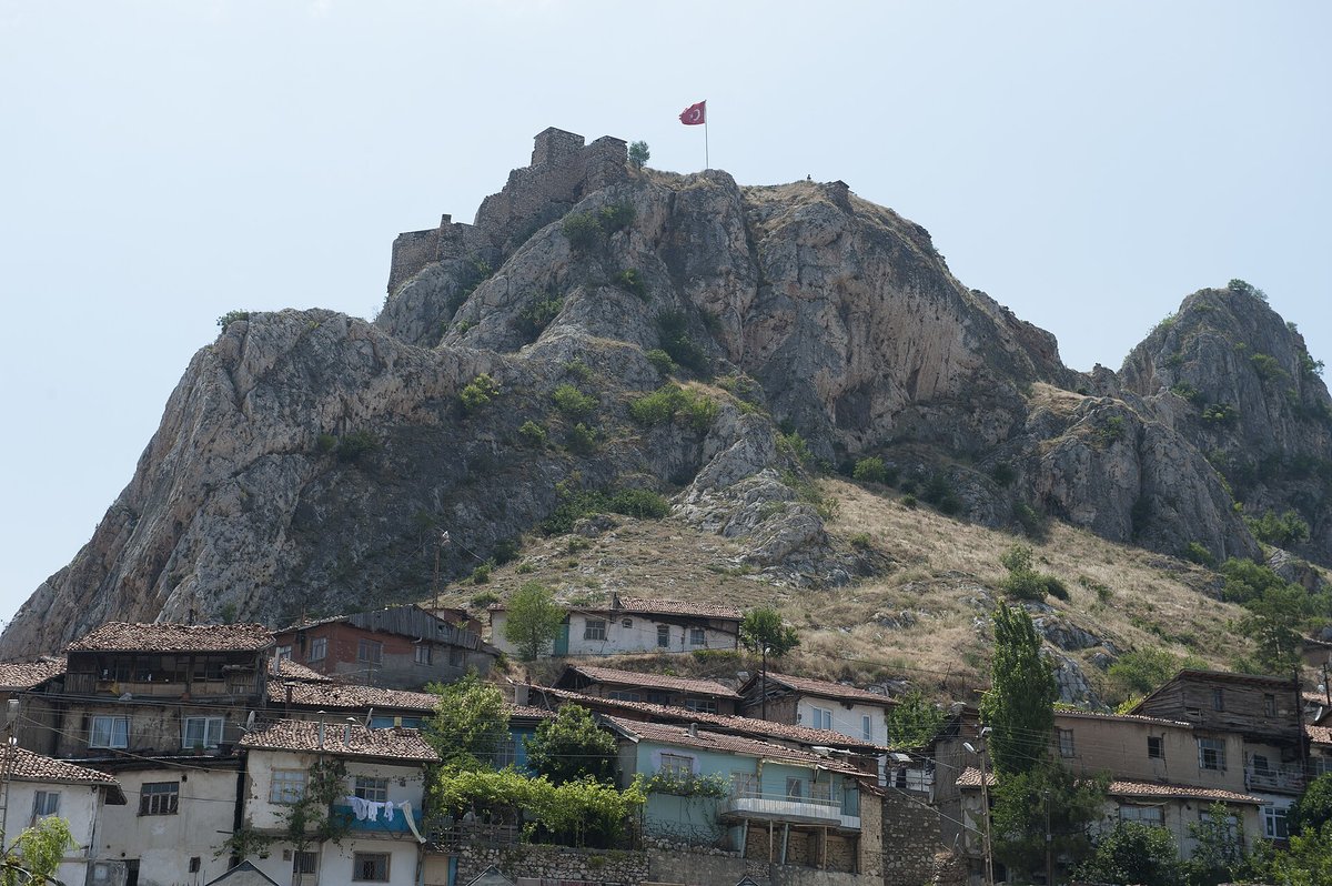 Tokat Kalesi'nin bulunduğu kayalık tepe ve eteğindeki eski evler
