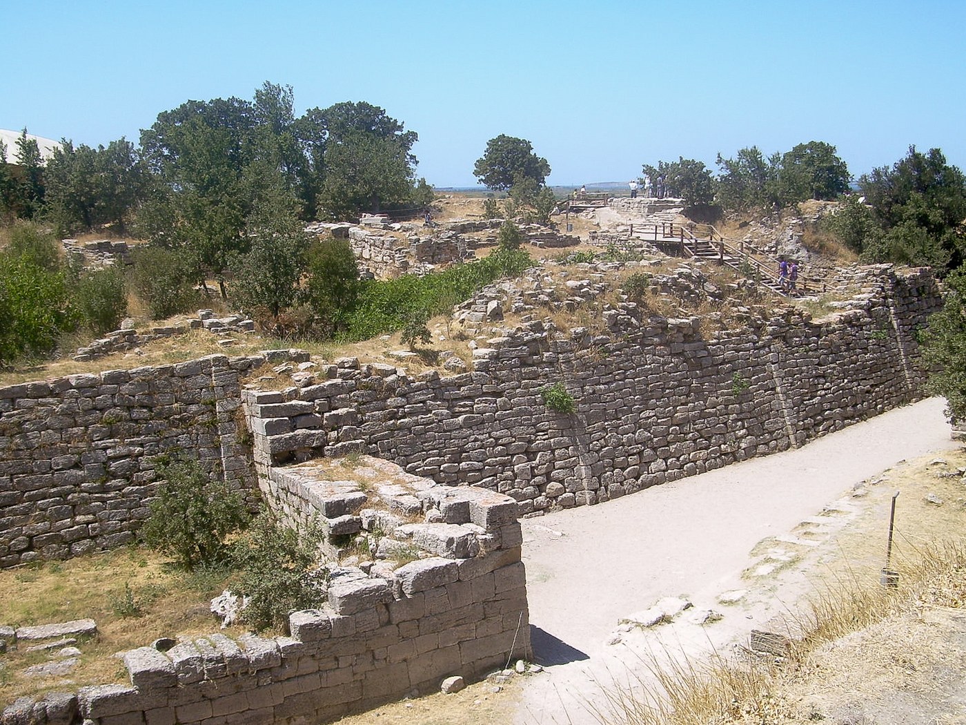 Hisarlık'ta Troya VI ve VII surlarının taş duvarları