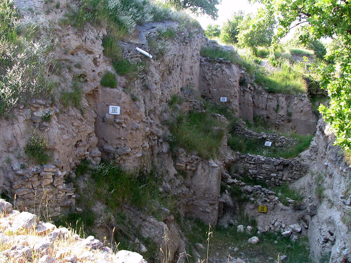 Troya höyüğünde üst üste görülen arkeolojik yerleşim katmanları