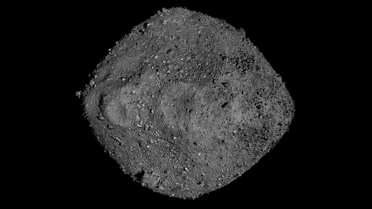 Gri, kayalarla kaplı, elmas biçimli asteroit Bennu'nun siyah uzay zemininde OSIRIS-REx görüntülerinden oluşturulmuş mozaiği