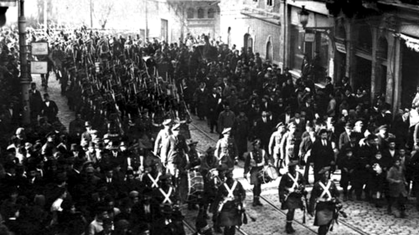 İşgal döneminde Beyoğlu'nda yürüyen İngiliz askerleri