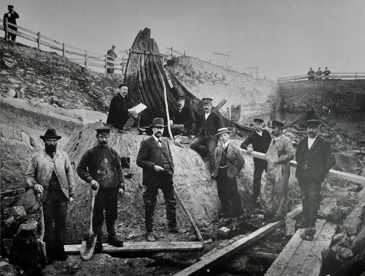 1904'te Norveç'te höyükten çıkarılan Oseberg gemisinin kıç kısmı ve önünde duran kazı ekibi