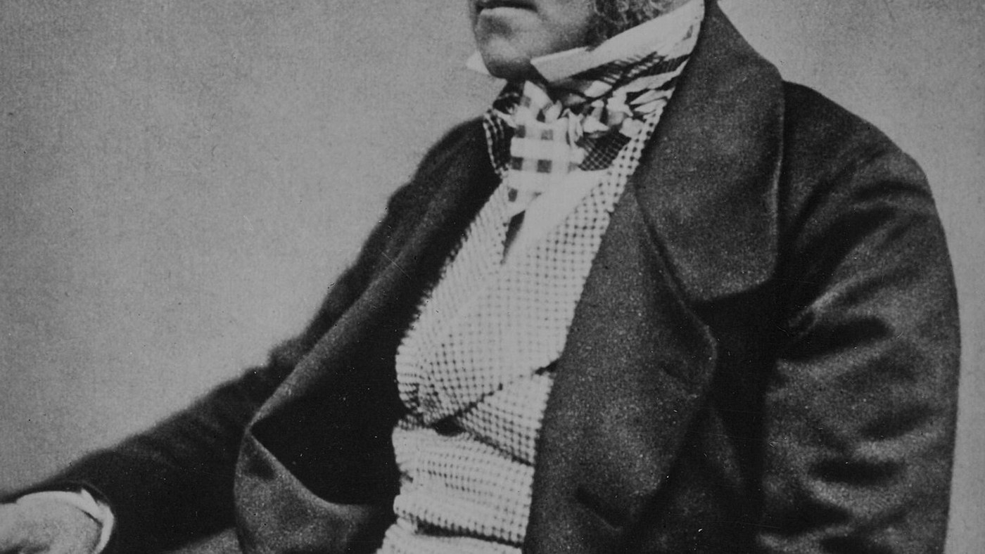 Charles Darwin'in otururken çekilmiş portresi