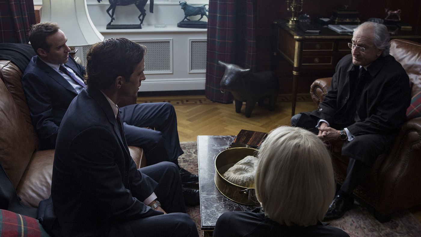 Yalanlar Büyücüsü filminde bir salonda Madoff'un karşısında oturan iki oğlu ve arkadan görünen Ruth Madoff