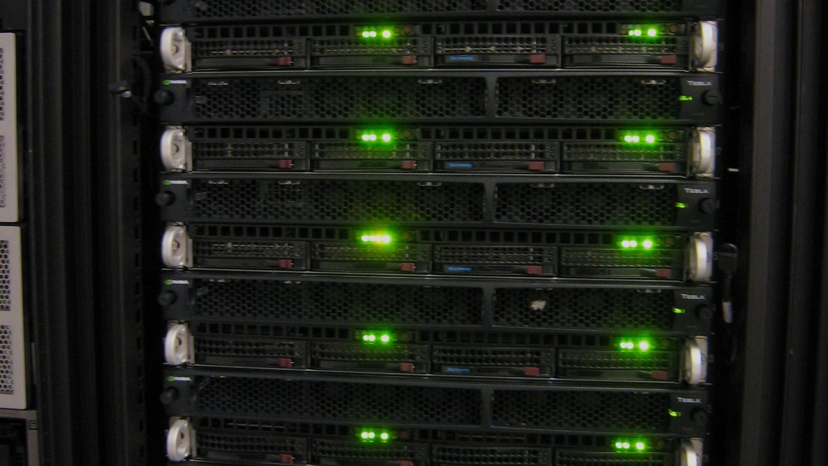 InfiniBand ile bağlı NVIDIA Tesla GPU kümesi, sunucu rafları