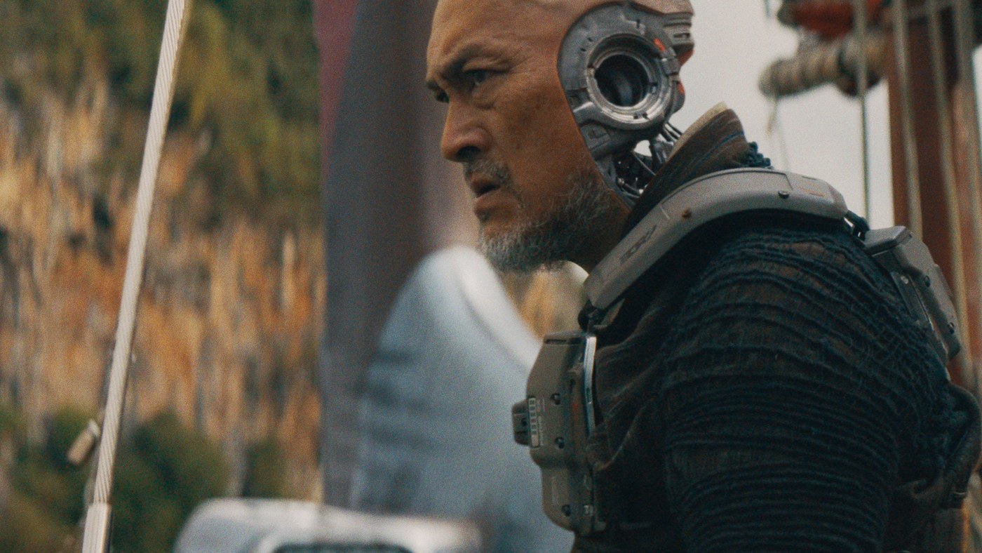 Yaratıcı filminden bir kare: kafasında metal aparat olan simülant asker Harun yan tarafa bakıyor