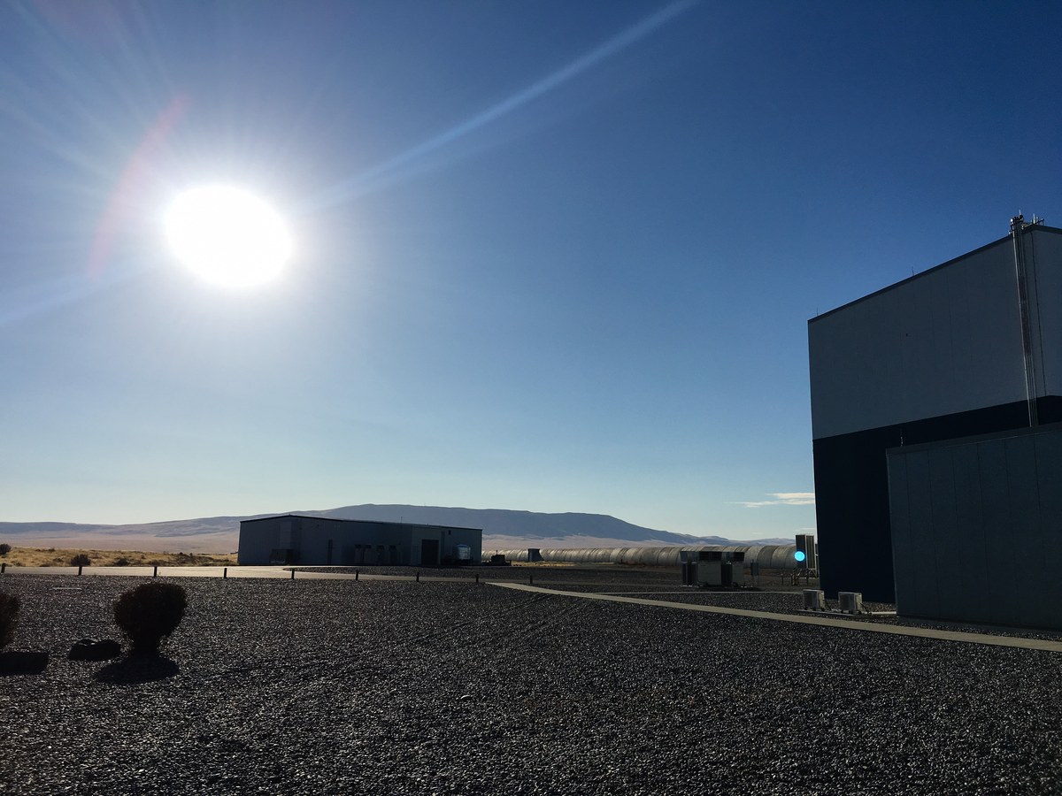 Çölde uzanan LIGO Hanford gözlemevi ve interferometre kolları
