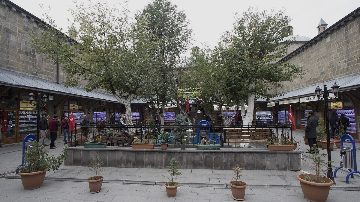 Tarihi bir kervansarayın taş avlusu ve revakları