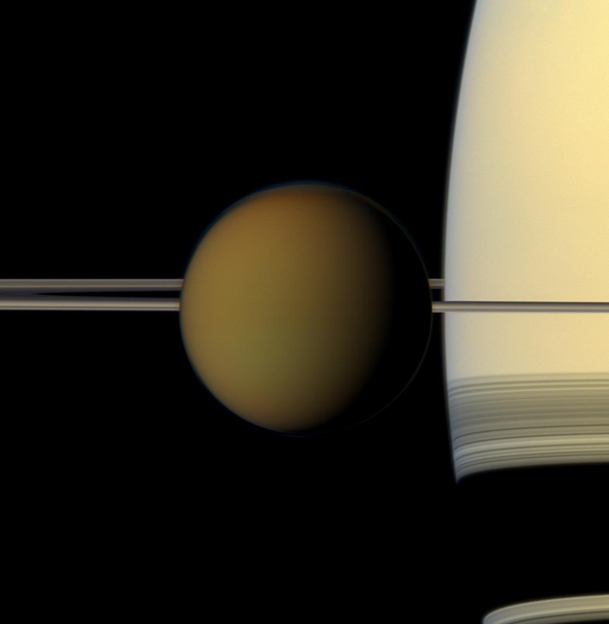 Cassini'nin doğal renkli görüntüsü: turuncu Titan, Satürn'ün halkalarının ve gezegenin önünden geçiyor